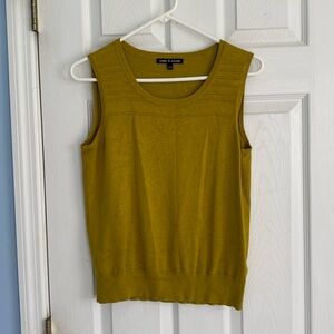 Cable & Gauge sleeveless knit shell in white or olive green size large